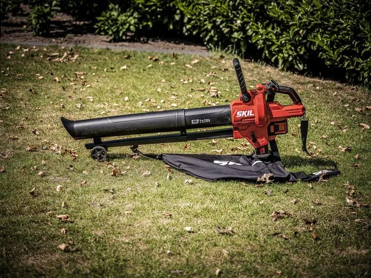 איך לבחור מפוח עלים נטען שמתאים לגינה שלך