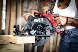 מסור עגול "1/4 7 40V(2X20V)Brushless + שתי סוללות 4.0Ah + מטען מהיר כפול +מתאם USB + תיק נשיאה SKIL‎