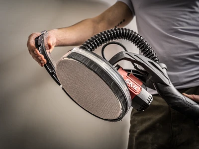 מלטשת קיר ג'ירפה חשמלית 750W עם תאורת לד 360° SKIL