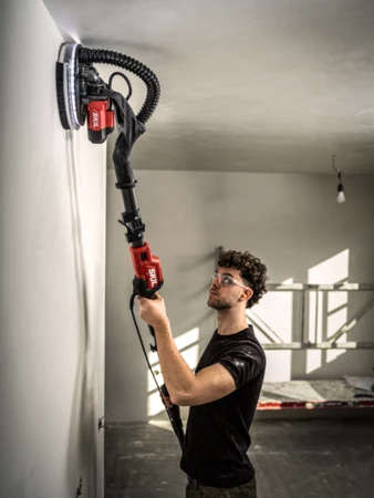 מלטשת קיר ג'ירפה חשמלית 750W עם תאורת לד 360° SKIL