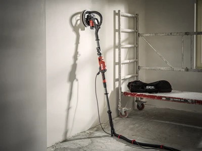 מלטשת קיר ג'ירפה חשמלית 750W עם תאורת לד 360° SKIL