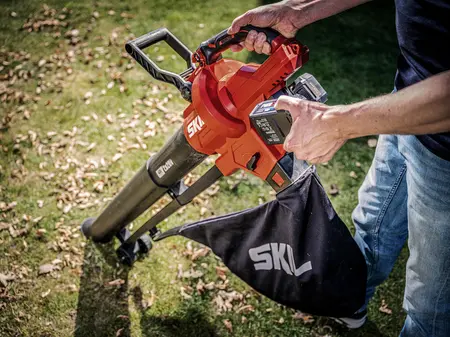 מפוח/שואב עלים חשמלי נטען 40V(2x20V) Brushless XP עם שק איסוף 45 ליטר + 2 סוללות 4.0Ah + שני מטענים SKIL