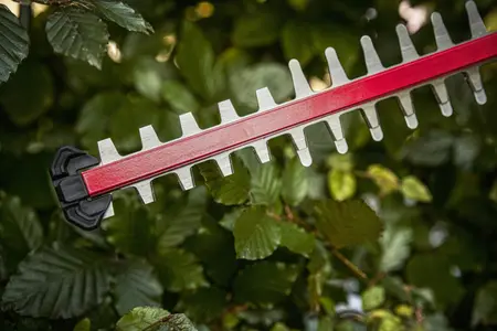 גוזם גדר חיה חשמלי נטען עם מגש פינוי גזם 55 ס”מ 20V Brushless -גוף בלבד SKIL