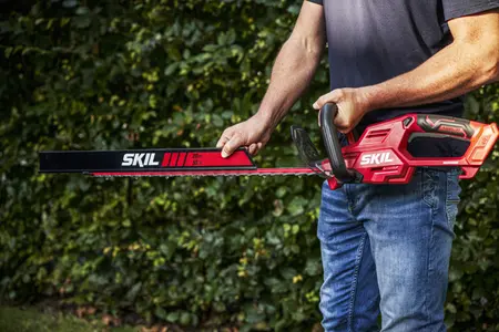 גוזם גדר חיה חשמלי נטען עם מגש פינוי גזם 55 ס”מ 20V Brushless -גוף בלבד SKIL