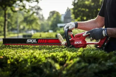 גוזם גדר חיה חשמלי נטען עם מגש פינוי גזם 55 ס”מ 20V Brushless -גוף בלבד SKIL