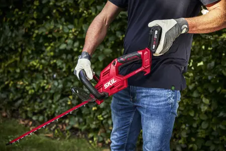 גוזם גדר חיה חשמלי נטען עם מגש פינוי גזם 55 ס”מ 20V Brushless -גוף בלבד SKIL