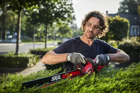 גוזם גדר חיה חשמלי נטען עם מגש פינוי גזם 55 ס”מ 20V Brushless -גוף בלבד SKIL