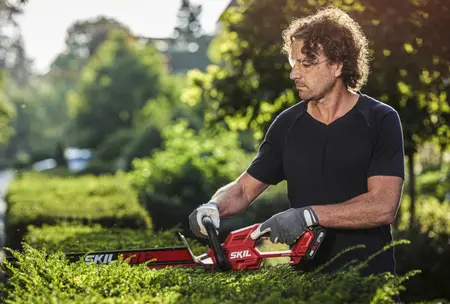 גוזם גדר חיה חשמלי נטען עם מגש פינוי גזם 55 ס”מ 20V Brushless -גוף בלבד SKIL