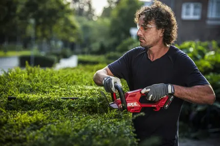 גוזם גדר חיה חשמלי נטען עם מגש פינוי גזם 55 ס”מ 20V Brushless -גוף בלבד SKIL