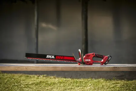 גוזם גדר חיה חשמלי נטען עם מגש פינוי גזם 55 ס”מ 20V Brushless -גוף בלבד SKIL