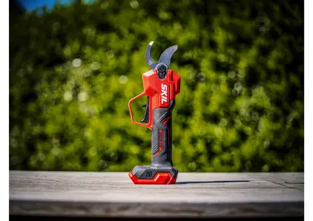 מזמרה נטענת XP 20V Brushless (מספרי גיזום) לחיתוך ענפים עד קוטר 28 מ"מ SKIL