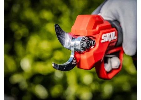 מזמרה נטענת XP 20V Brushless (מספרי גיזום) לחיתוך ענפים עד קוטר 28 מ"מ SKIL