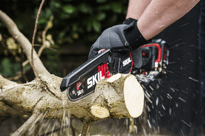 מיני מסור שרשרת חשמלי נטען Brushless + מזמרה נטענת XP 20V Brushless + סוללה 4.0Ah + מטען מהיר + תיק נשיאה גדול SKIL