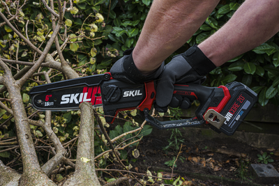 מיני מסור שרשרת חשמלי נטען Brushless + מזמרה נטענת XP 20V Brushless + סוללה 4.0Ah + מטען מהיר + תיק נשיאה גדול SKIL