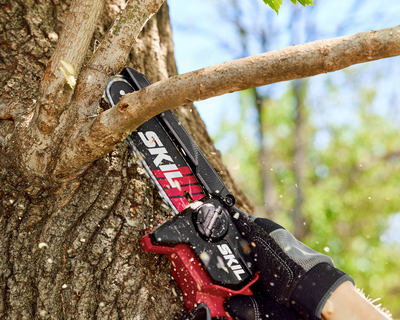 מיני מסור שרשרת חשמלי נטען Brushless + מזמרה נטענת XP 20V Brushless + סוללה 4.0Ah + מטען מהיר + תיק נשיאה גדול SKIL