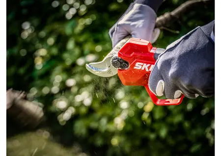 מיני מסור שרשרת חשמלי נטען Brushless + מזמרה נטענת XP 20V Brushless + סוללה 4.0Ah + מטען מהיר + תיק נשיאה גדול SKIL