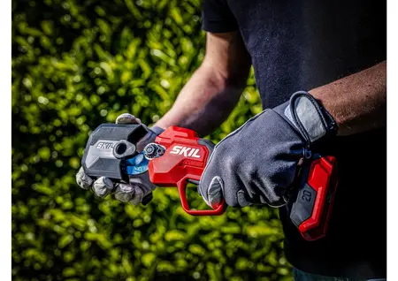 מיני מסור שרשרת חשמלי נטען Brushless + מזמרה נטענת XP 20V Brushless + סוללה 4.0Ah + מטען מהיר + תיק נשיאה גדול SKIL