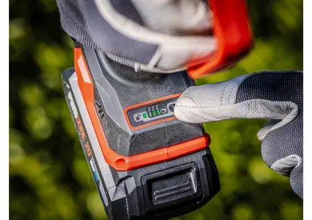 מיני מסור שרשרת חשמלי נטען Brushless + מזמרה נטענת XP 20V Brushless + סוללה 4.0Ah + מטען מהיר + תיק נשיאה גדול SKIL