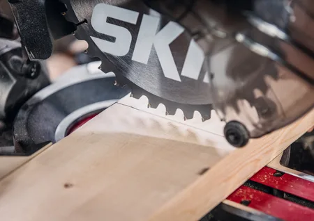 מסור גרונג חשמלי 2000W 254 מ"מ ("10) XP עם פנדל לחיתוך עץ, עם הטיה כפולה עם סמן צל SKIL