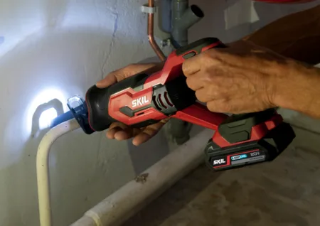 סט פטישון נטען Brushless + מברגת אימפקט נטענת Brushless + מסור חרב נטען 20V לעבודות חיתוך מגוונות + מטען + שתי סוללות 2.0Ah + תיק SKIL