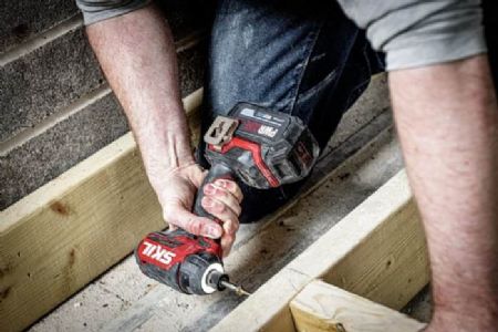 מברגת אימפקט 20V Brushless קומפקטית 250Nm + סוללה 4.0Ah + מתנה סוללה 2.0Ah +מטען תיק SKIL