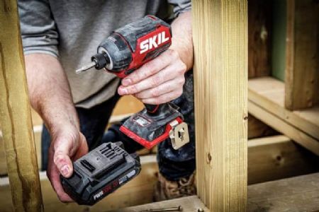 מברגת אימפקט 20V Brushless קומפקטית 250Nm + סוללה 4.0Ah + מתנה סוללה 2.0Ah +מטען תיק SKIL