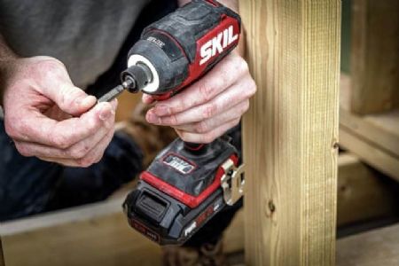 מברגת אימפקט 20V Brushless קומפקטית 250Nm + סוללה 4.0Ah + מתנה סוללה 2.0Ah +מטען תיק SKIL