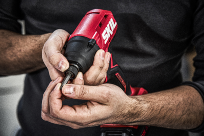 מברגת אימפקט נטענת 20V Brushless מומנט 250Nm ובורר שני מצבי עבודה + סוללה 4.0Ah + מתנה סוללה + 2.0Ah מטען SKIL