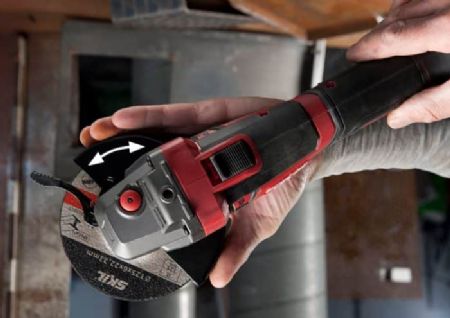 משחזת זווית נטענת Brushless עם התנעה רכה 125 מ"מ ("5) + סוללה 4.0Ah + מתנה סוללה 2.0Ah + מטען SKIL