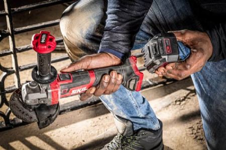 משחזת זווית נטענת Brushless עם התנעה רכה 125 מ"מ ("5) + סוללה 4.0Ah + מתנה סוללה 2.0Ah + מטען SKIL