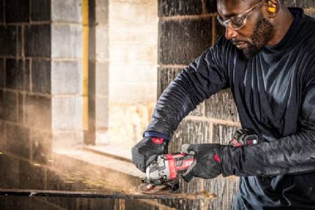 משחזת זווית נטענת Brushless עם התנעה רכה 125 מ"מ ("5) + סוללה 4.0Ah + מתנה סוללה 2.0Ah + מטען SKIL