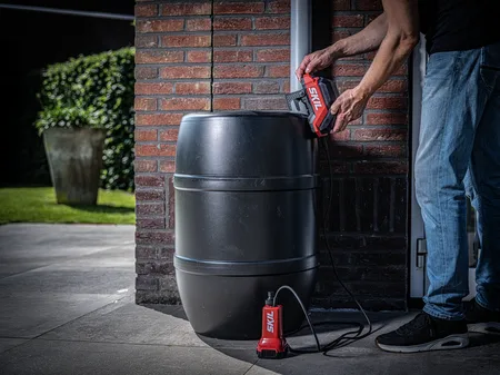 משאבת מים טבולה נטענת 20V מתנה סוללה 2.0Ah + מטען SKIL