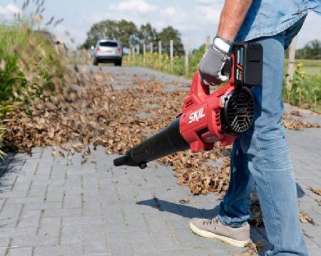 מפוח עלים חשמלי נטען 20V Brushless + חרמש 33 ס"מ Brushless +סוללה 2.0Ah + סוללה 4.0Ah + שני מטענים SKIL