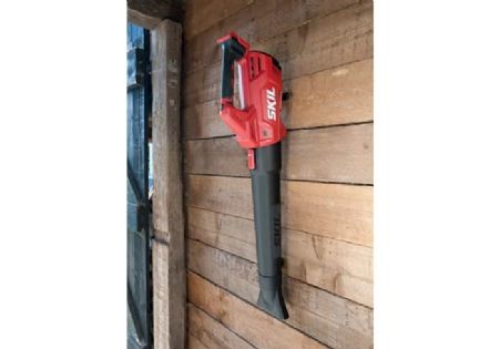 מפוח עלים חשמלי נטען 20V Brushless + חרמש 33 ס"מ Brushless +סוללה 2.0Ah + סוללה 4.0Ah + שני מטענים SKIL