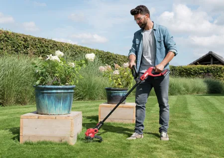 מפוח עלים חשמלי נטען 20V Brushless + קוצץ קנטים חשמלי טלסקופי נטען 20V קוטר 25 ס"מ ראש מתכוונן מלא + סוללה 2.0Ah +מטען SKIL