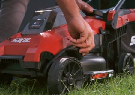 מכסחת דשא 40V(2x20V) Brushless רוחב 34 ס"מ + מפוח עלים + קוצץ קנטים 25 ס"מ + 4 סוללות 2.0Ah + שלושה מטענים SKIL